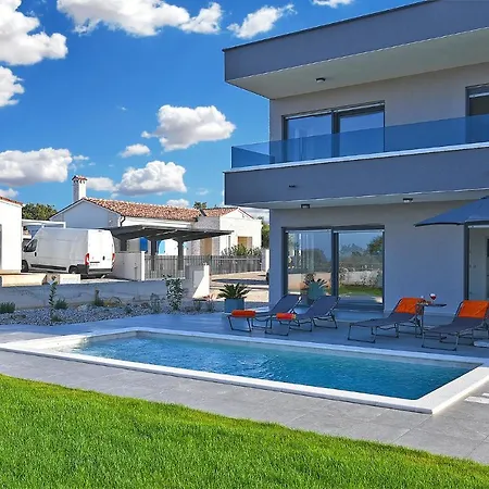 Leko 2203 Tatil Evi Peroj