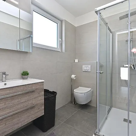 Leko 2203 Tatil Evi Peroj